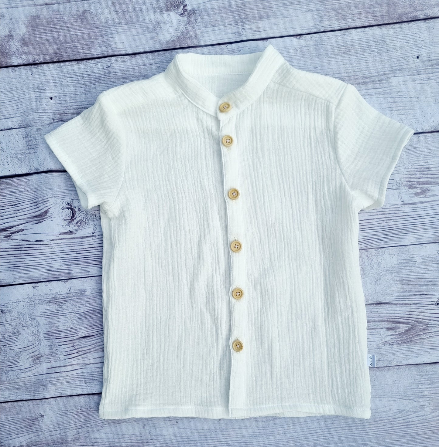 Button-up short-sleeved shirt with a mini collar