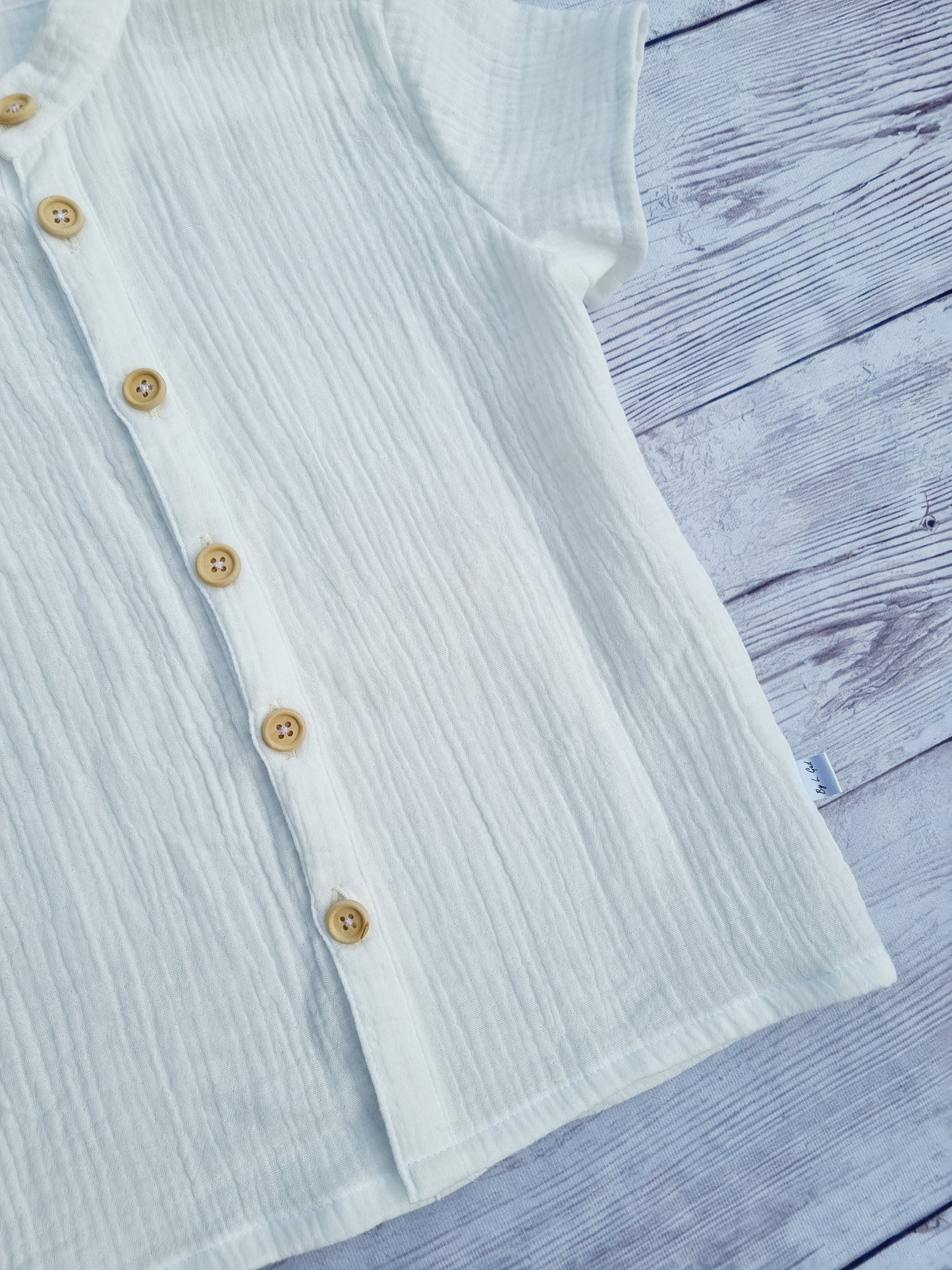 Button-up short-sleeved shirt with a mini collar