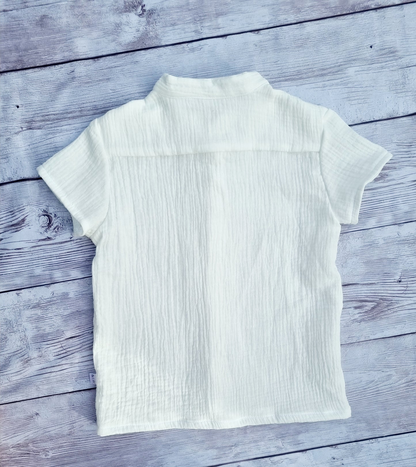 Button-up short-sleeved shirt with a mini collar